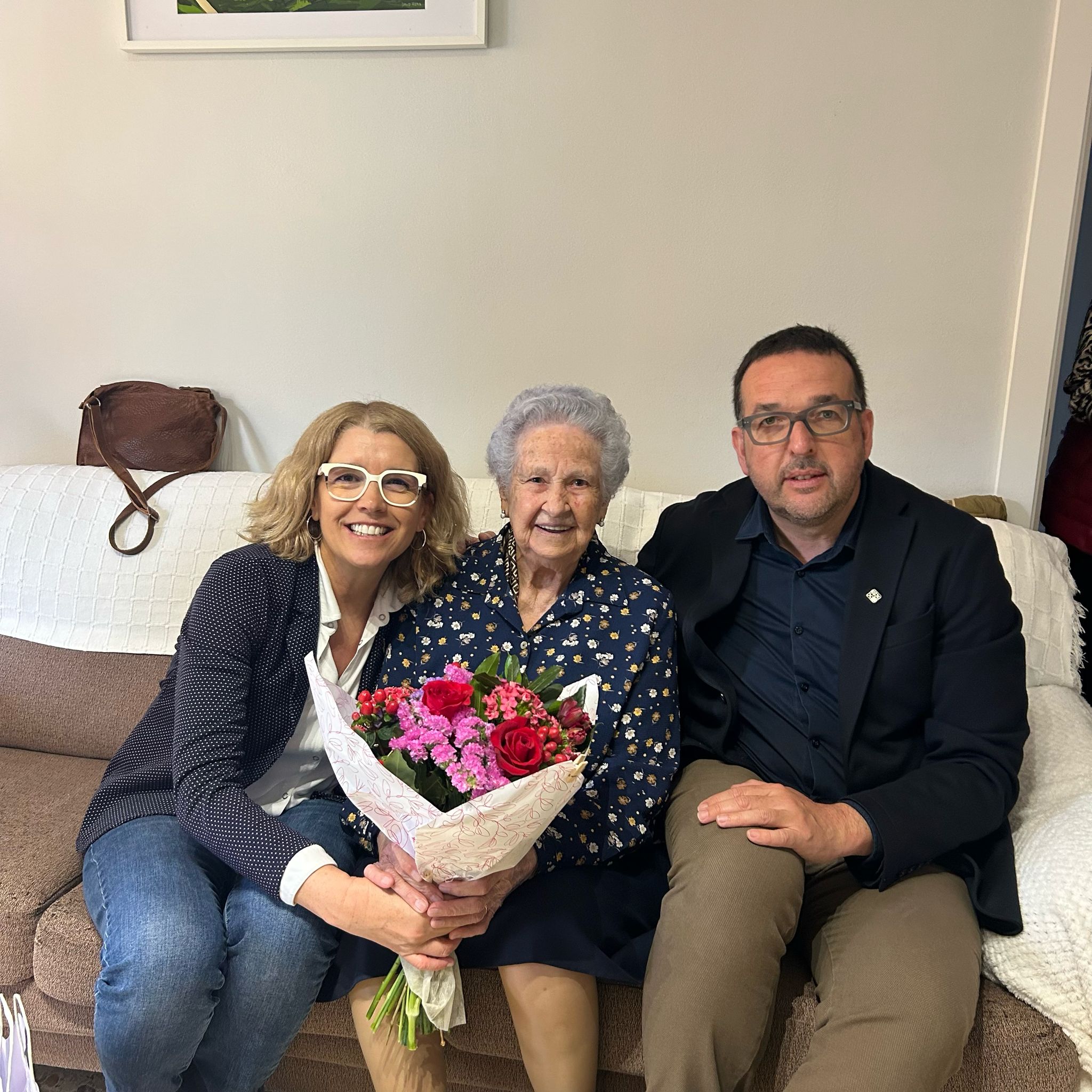 Loreto Camps amb la regidora de Benestar i Família, Núria Homs, i l'alcalde de Vic, Albert Castells